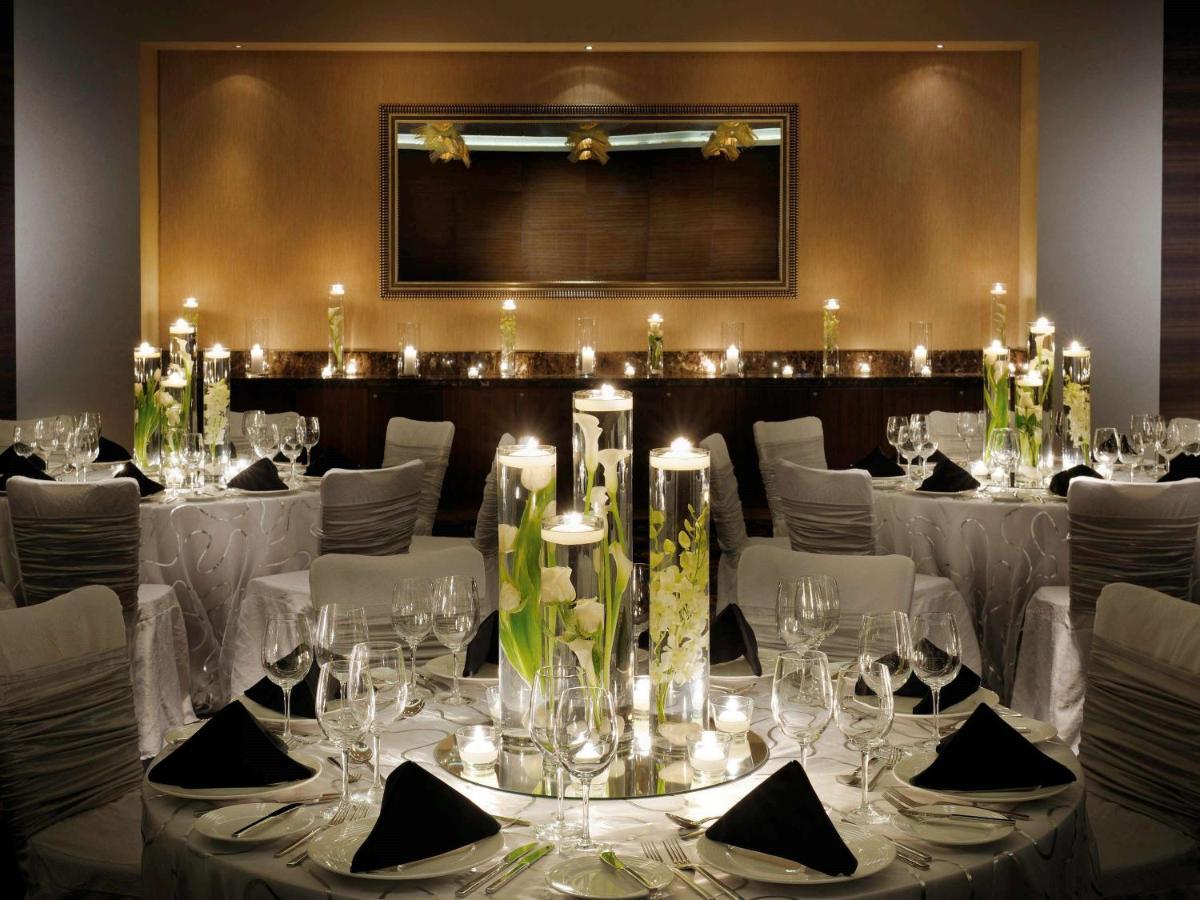 뫼벤픽 호텔 주메이라 비치 두바이 외부 사진 A wedding reception at the Four Seasons Hotel, Hong Kong