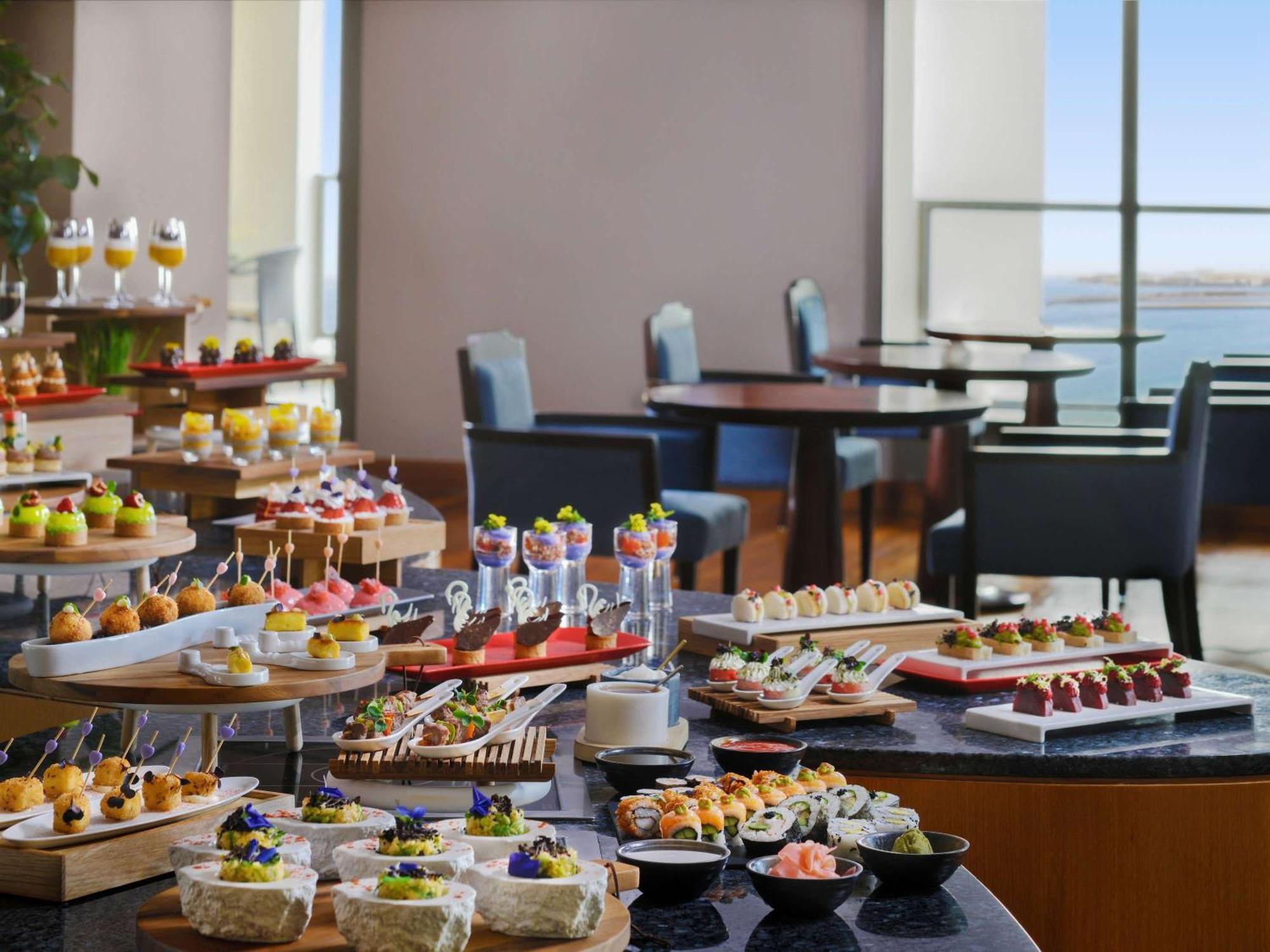 뫼벤픽 호텔 주메이라 비치 두바이 외부 사진 A buffet at a hotel