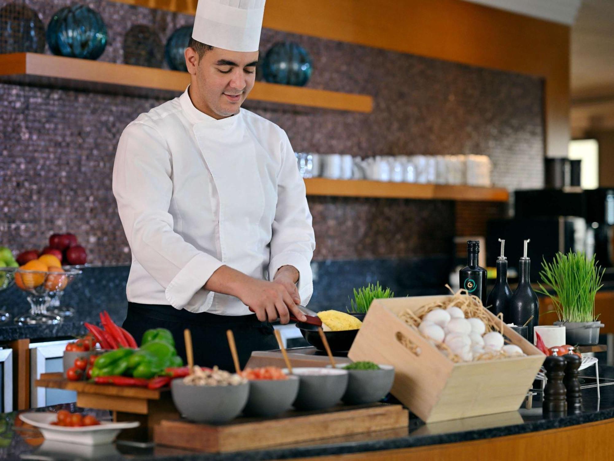 뫼벤픽 호텔 주메이라 비치 두바이 외부 사진 A chef preparing food
