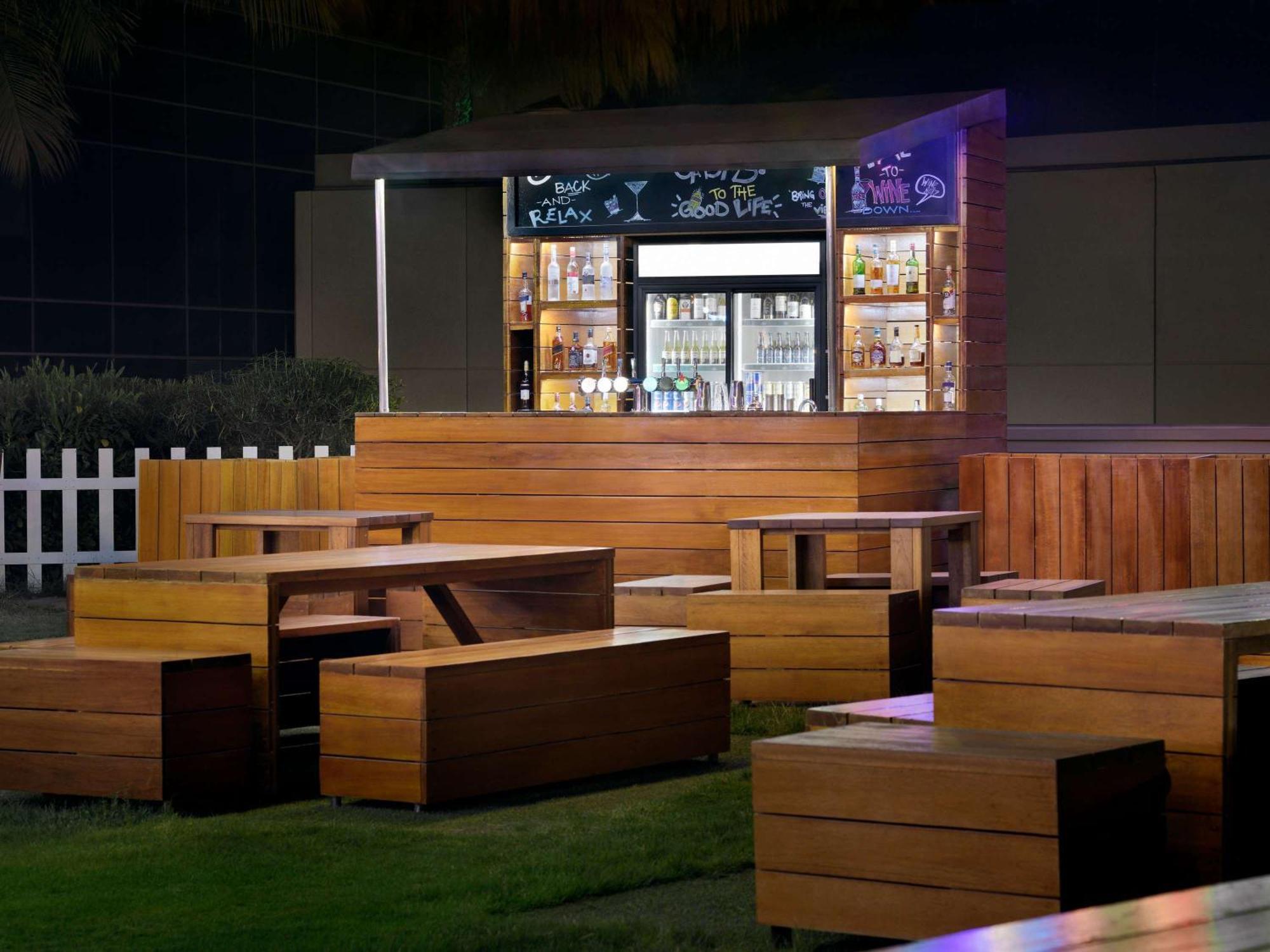 뫼벤픽 호텔 주메이라 비치 두바이 외부 사진 The bar at the Dubai Polo & Equestrian Club