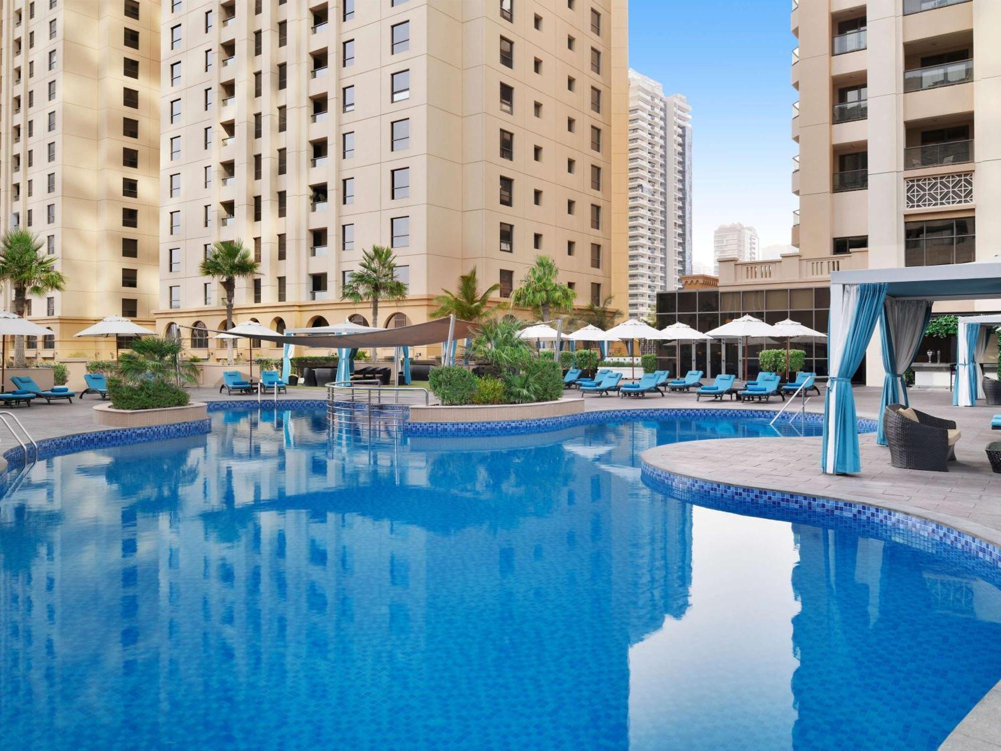뫼벤픽 호텔 주메이라 비치 두바이 외부 사진 The swimming pool at the hotel
